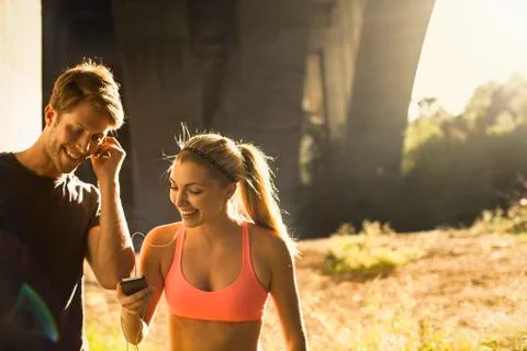 Joggers taking break under arch bridge, Arroyo Seco Park, Pasadena, California, Fotos Stock