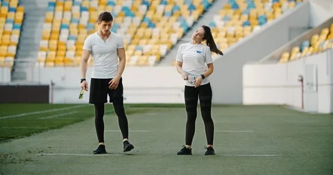 Joggers Warming up 库存影片 112436234