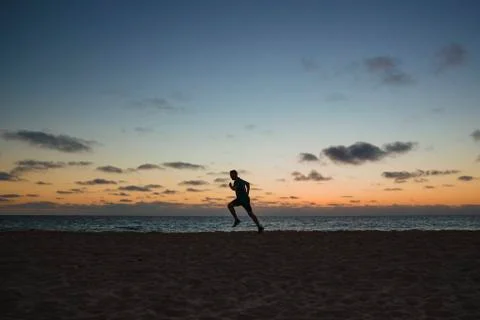 Jogging Across the Beach Stock-Fotos