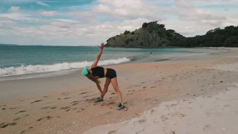 Jogging and exercising on a beautiful tropical beach 스톡 동영상 152386396