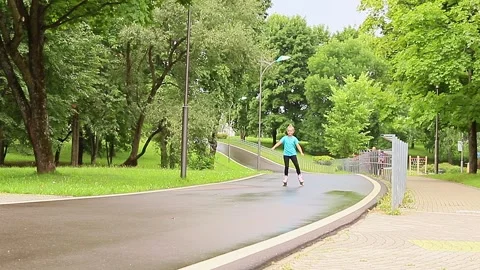 Jogging through serene park trails on a rainy day in vibrant green surroundings Vídeo Stock 296335432