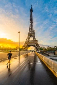 Jogging under Eiffel Tower in Paris Foto stock