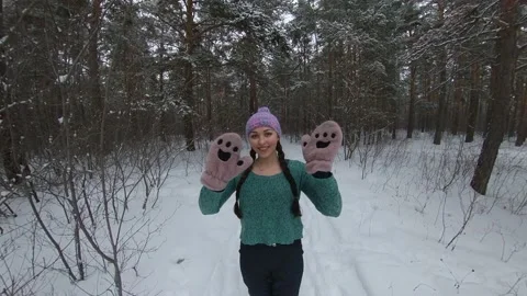Jogging in the winter forest. Stockbeeldmateriaal 142609238