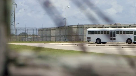 John B Connally Unit Jail Exterior Bus Vídeos de archivo 97470958