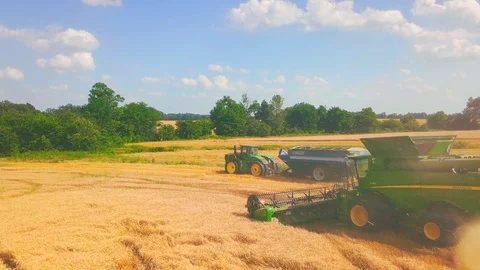 John Deere Combine Throwing Wheat Residue after Harvest 動画素材 91002540
