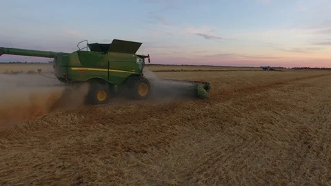 John Deere Header from rear as its harvests wheat in rural australia rear angle Stockbeeldmateriaal 94118483