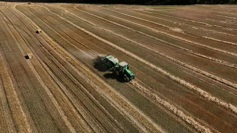John Deere L1534 Square Baler making Hay Bales in an agricultural field. 스톡 동영상 211476827
