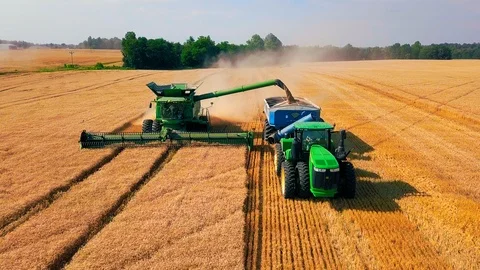 John Deere S780 Unloading Wheat after Harvest 動画素材 91001584