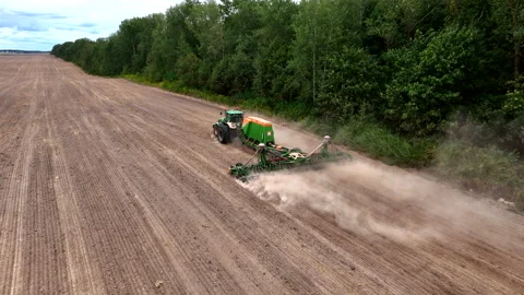John Deere tractor with Amazone Condor on wheat seeding at field. Vídeo Stock 213565415