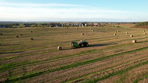 John Deere Tractor with round baler making Hay Bales Vídeos de archivo 206415825