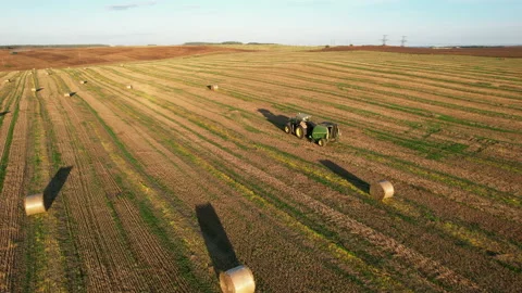 John Deere Tractor with round baler making Hay Bales Vidéo 206418233