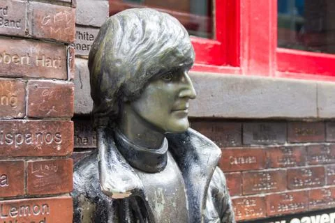 John Lennon statue in front of the Cavern Pub, Liverpool, UK Foto stock