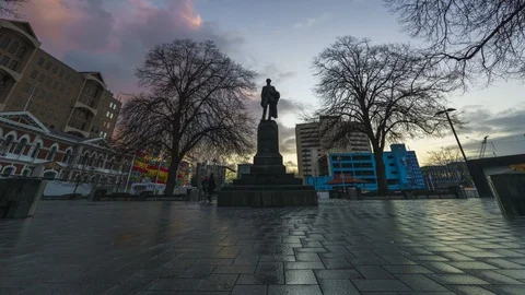 The John Robert Godley Statue during sunset in 4k time lapse with zoom effect Vídeos de archivo 114622302