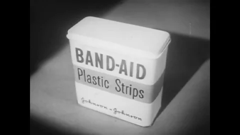 A Johnson &amp; Johnson band-aids is shown to be capable of sticking to a wet Vidéo 79517435