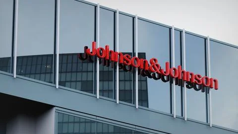 Johnson &amp; Johnson Stock data presented on the logo of the office facade Stock-Fotos