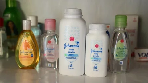 Johnson &amp; Johnson store - Talc-based baby powder - Product liability battles 库存影片 342336133