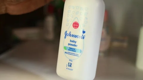 Johnson &amp; Johnson store - Talc-based baby powder - Product liability battles 库存影片 342336140