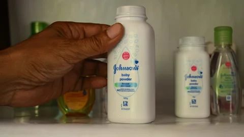 Johnson &amp; Johnson store - Talc-based baby powder - Product liability battles 库存影片 342336305