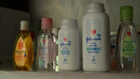 Johnson &amp; Johnson store - Talc-based baby powder - Product liability battles 库存影片 342336310