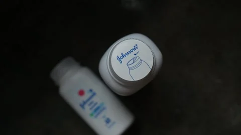 Johnson &amp; Johnson store - Talc-based baby powder - Product liability battles 库存影片 342336311