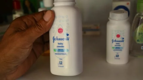 Johnson &amp; Johnson store - Talc-based baby powder - Product liability battles 库存影片 342336314