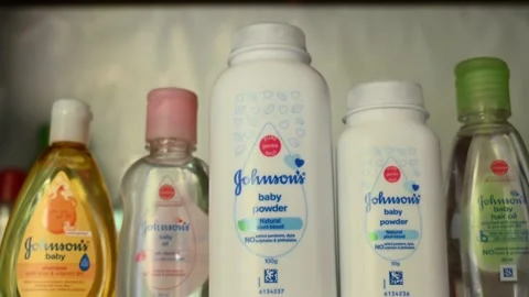 Johnson &amp; Johnson store - Talc-based baby powder - Product liability battles 库存影片 342336333
