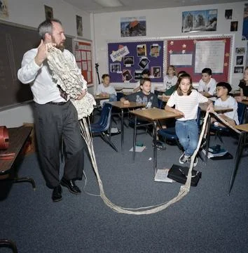 Johnson Space Center (JSC) engineer visits Clear Lake Intermediate School d.. Photos