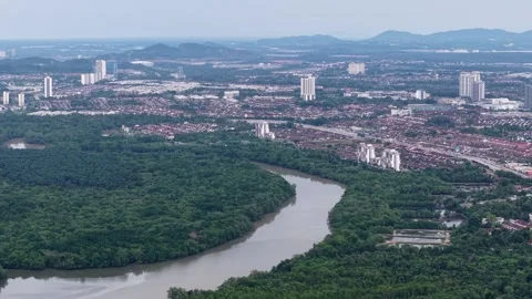 Johor Bahru with a river running through it Vidéo 332145071