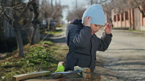 Join this charming boy and his family as they work together to gather firewood Vídeos de archivo 237984854