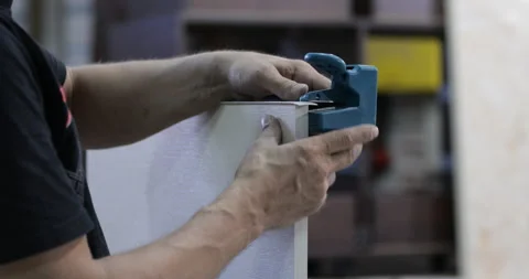 Joiner cutting the plastic edge of MDF plywood board Vídeos de archivo 132152509
