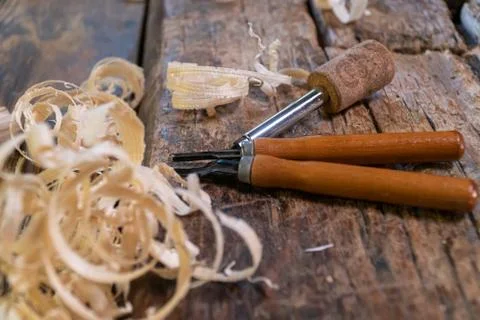 Joiner tools on an old workbench. Traces of wood processing. Foto stock