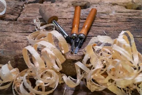 Joiner tools on an old workbench. Traces of wood processing. Foto stock
