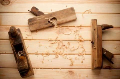 Joiner tools on wood table background with Woodchips Foto stock