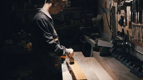 Joiner in the workshop, worker use brush to applies varnish oil to the elm wood, 스톡 동영상 78709776