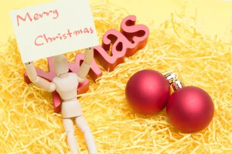 Joint dolls holding yellow notes with Merry Christmas : christmas decorations Foto stock