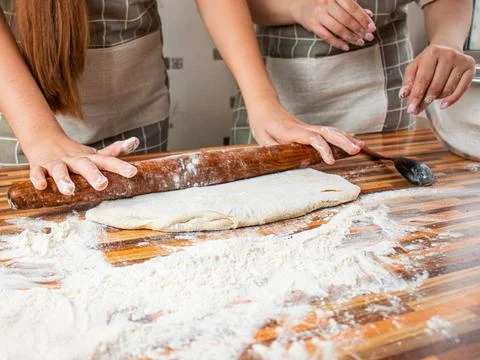 Joint preparation of the dough Stock-Fotos