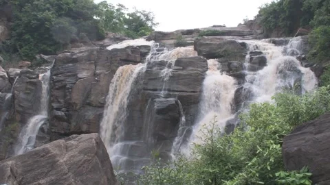 "jonha falls" also called "gautamdhara fall", a "hanging valley" type waterfall 库存影片 290303865