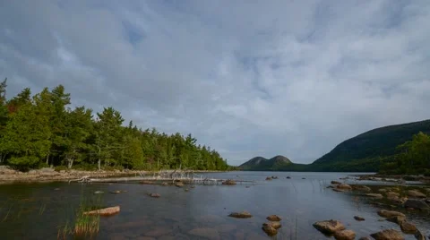 Jordan Pond Clouds Passing By Stockbeeldmateriaal 46040565
