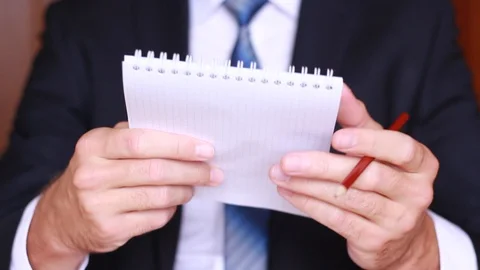 Journalist taking interview. Holding pencil and notebook Vídeos de archivo 90834133
