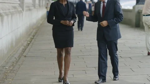 Journalist walking and interviewing a subject in the city Видео 92886635