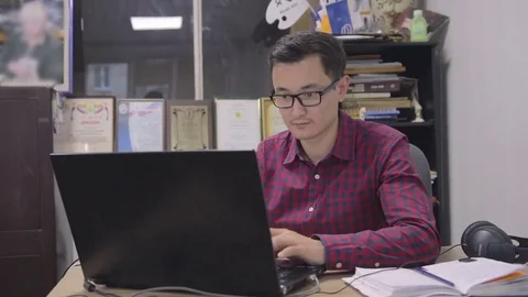 Journalist writes the text for videonews Stock Footage 69939957