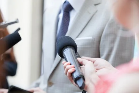 Journalists making media interview with unrecognizable politician or business Foto stock