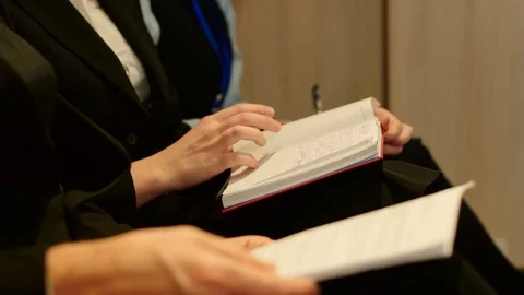 Journalists at the press conference make notes in a notebook and audio recording Video stock 101795965