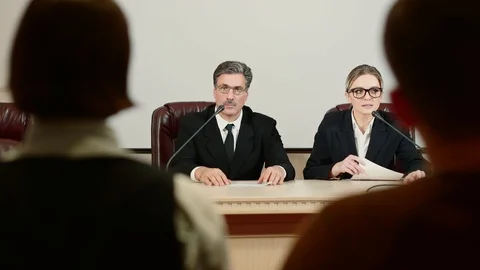 Journalists at a press conference talking each other, back view. Видео 101795734