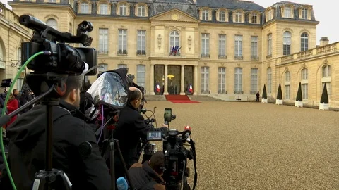 Journalists in the yard the Elysee Palace 3 Stock Footage 99316421