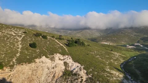 The-journey-to-the-summit-over-mountains-clouds-green-grass Vídeo Stock 197531354