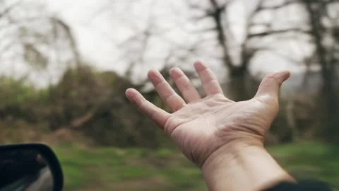 Journey's Embrace: Hand Feeling the Wind During Car Travel 库存影片 332073238