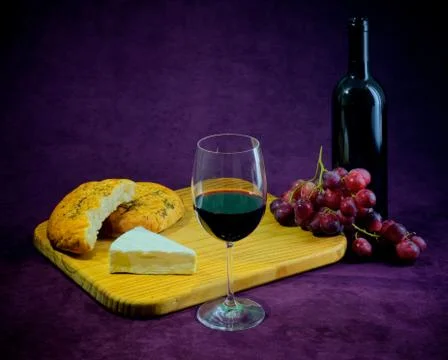 The joy of wine, bread and cheese Foto stock