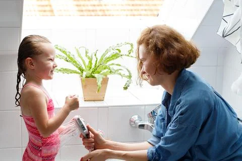 A Joyful Bath Time Experience Shared Between a mother and Her daughter Stock-Fotos