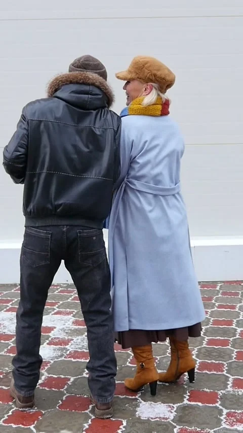 Joyful elderly couple dancing outdoors in winter, smiling and having fun Stock-Footage 340816734